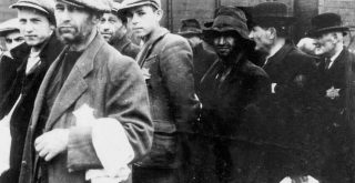 יהודים מהונגריה ניצבים על הרמפה ברציף הרכבת של מחנה אושוויץ-בירקנאו, רגעים לאחר שירדו מקרון הרכבת, 27 במאי 1944 (מתוך אלבום אושוויץ) מקור: ויקיפדיה
